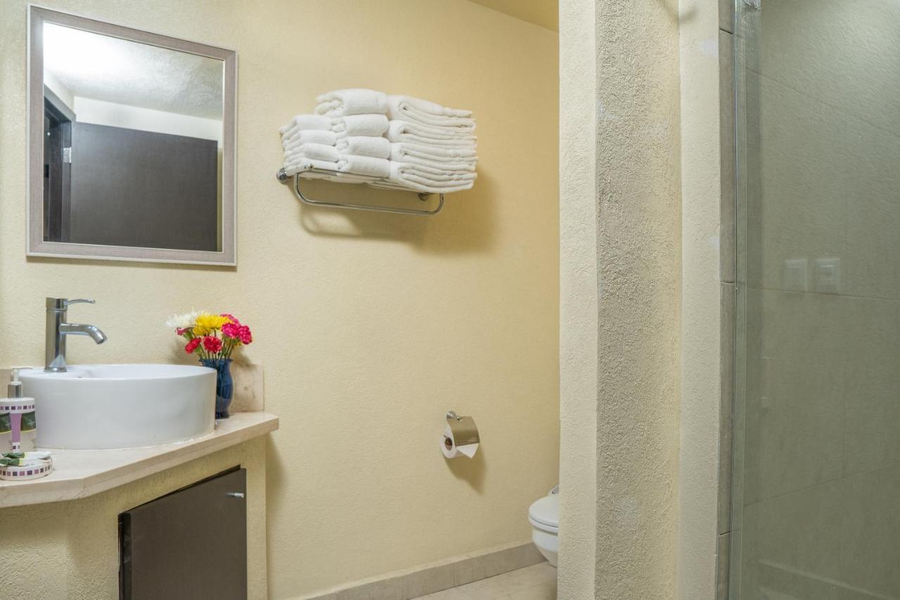 Ocean Front Condo Sleeps 4 Adults-Grand Venetian T3000-1606 Пуерто Валярта Екстериор снимка